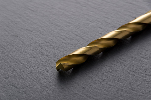 钻头在黑色板上图片下载