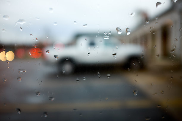 一辆白色皮卡的模糊视野图片下载