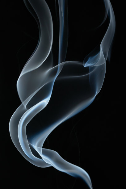 黑色抽象背景上的烟雾。图片下载
