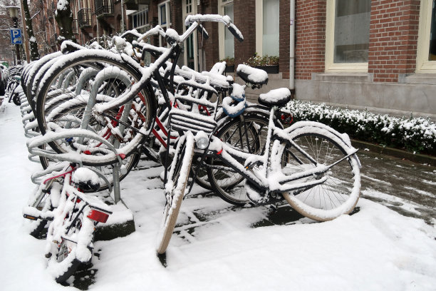 被雪覆盖的自行车图片下载