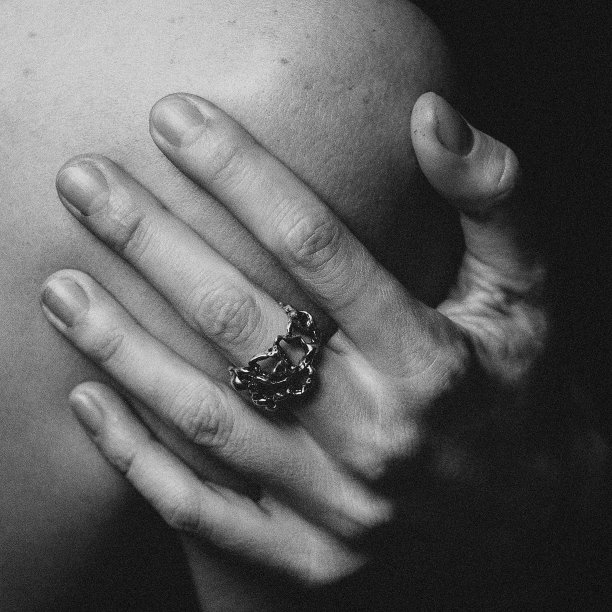 银戒指和银手图片下载