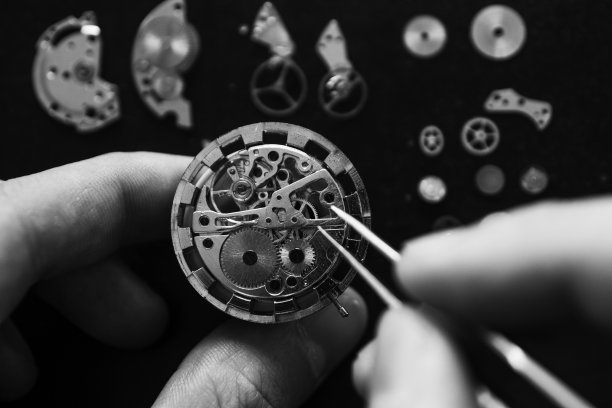 钟表匠正在他的车间里修机械表图片下载