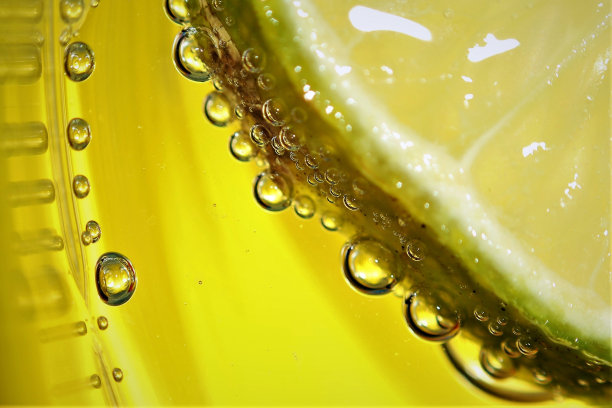 柠檬泡柠檬黄色背景莫吉托图片下载