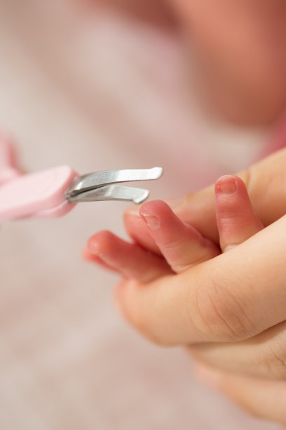 妈妈给宝宝剪指甲图片下载