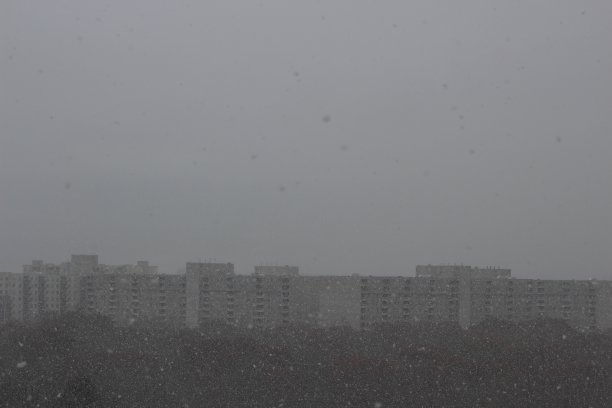 伦敦安大略天际线在暴风雨和暴风雪。安大略西南部常见的天气图片下载