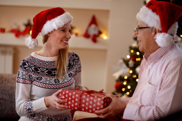 女儿和年迈的父亲一起过圣诞节图片下载