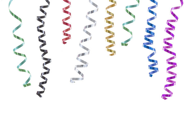 水平的节日形象特写多色卷卷曲的丝带从上方悬挂在黑色的背景图片下载