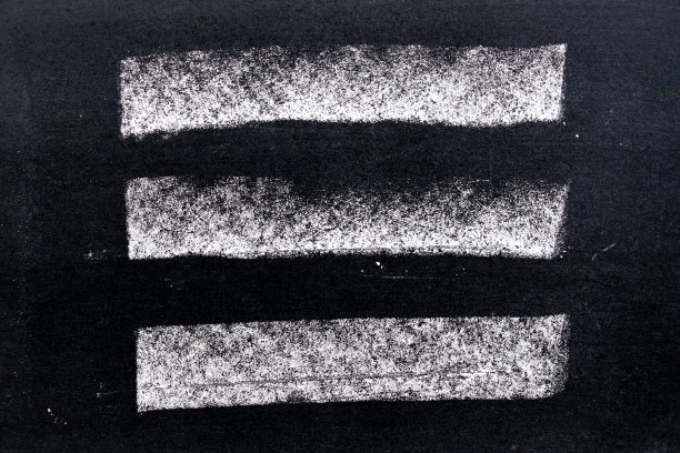 一套垃圾白色粉笔艺术刷在黑色板的方形线形状的背景。装饰设计元素图片下载