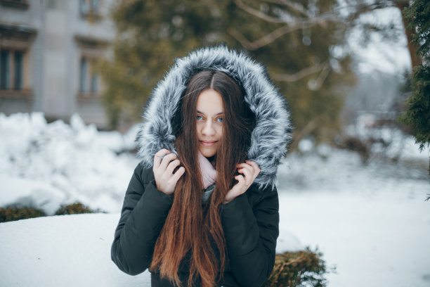 女孩在城市图片下载