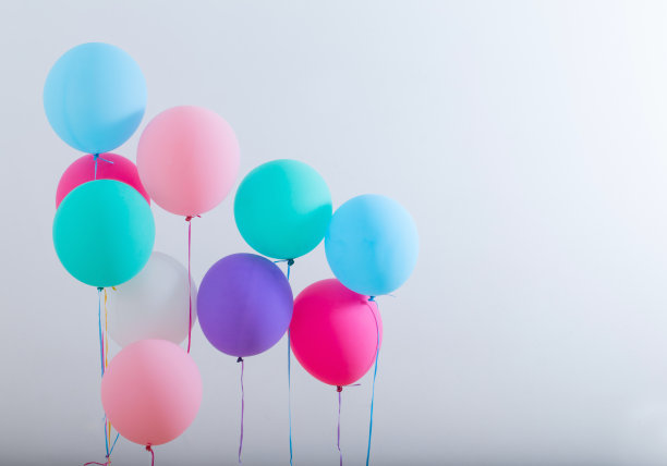 白色木制背景上的气球图片下载