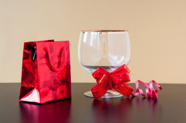 红色礼品袋和带蝴蝶结的碗图片下载