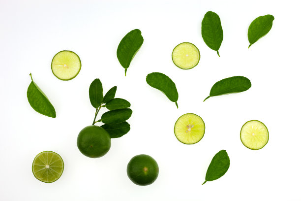 顶视图的酸橙片，水果和叶子孤立在白色的背景图片下载