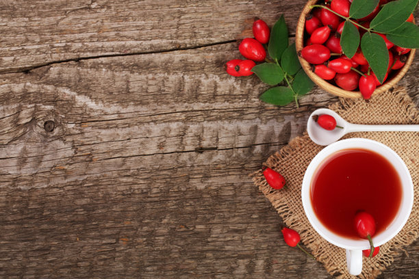 茶与玫瑰果在旧的木制背景与复制空间为您的文本。俯视图图片下载