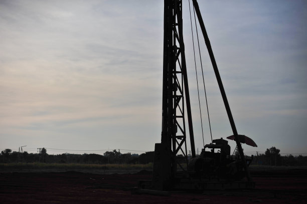 起重机工作为钻柱之间的基础桩正在施工中图片下载