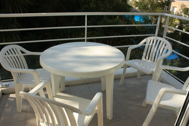 阳台露台上的花园桌椅图片下载
