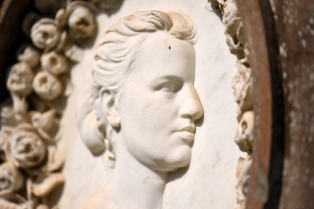 在佛罗伦萨的英国公墓，有许多美丽的雕像图片下载