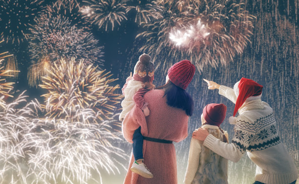 家人看烟花图片下载