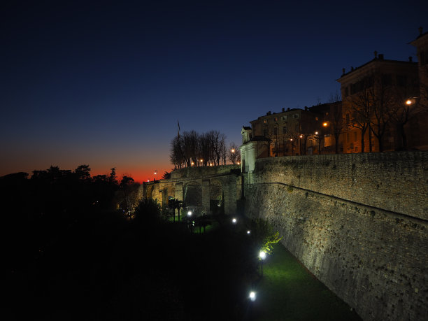 贝加莫-古老的城市。意大利最美丽的城市之一。伦巴蒂大区。圣贾科莫门在夜间的风景。威尼斯贝尔加莫的墙壁。图片下载