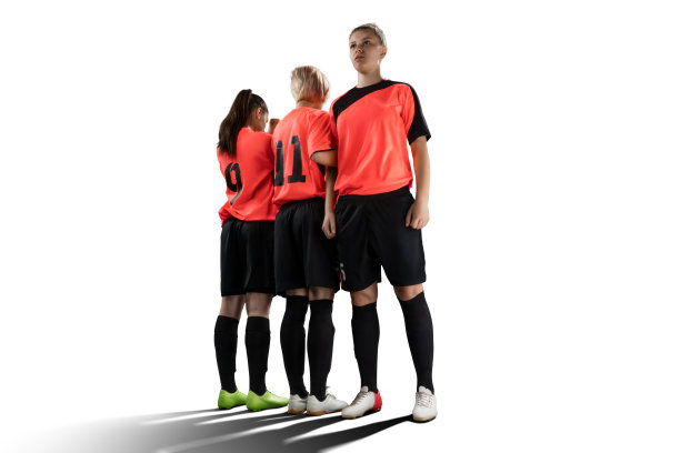 女足球运动员在围墙上被隔离在白色的图片下载