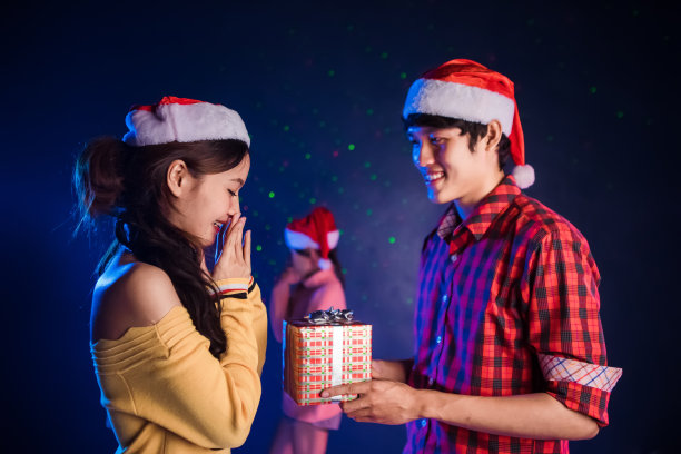 圣诞派对上的情侣。图片下载