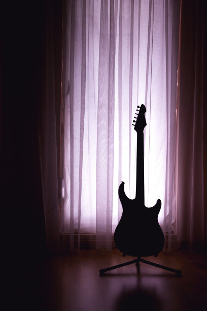 立陶宛维尔纽斯——2017年11月——一辆电动汽车的剪影图片下载