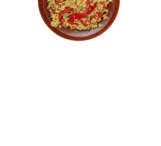 海鲜拼盘上的肉饭是单独放在白色盘子上的。印度和东方菜肴的传统菜肴。图片下载