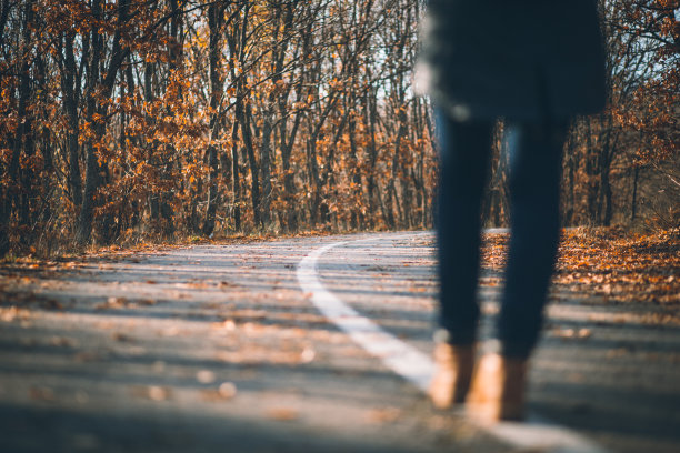 年轻女子在森林里徒步旅行图片下载