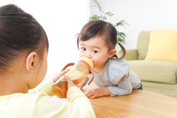 孩子们在家里玩耍图片下载