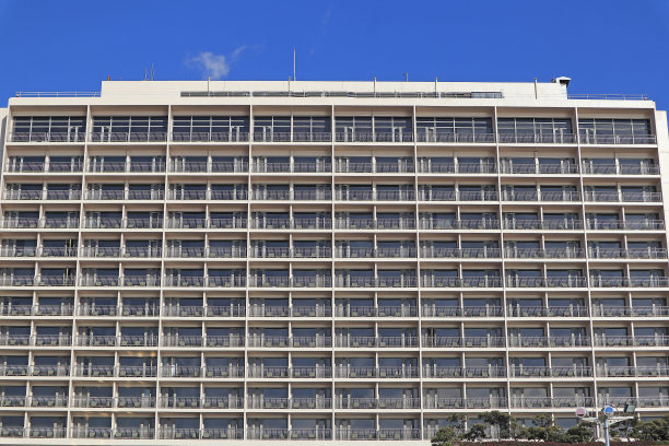 窗户和阳台重复的图案。建筑物建造前图片下载