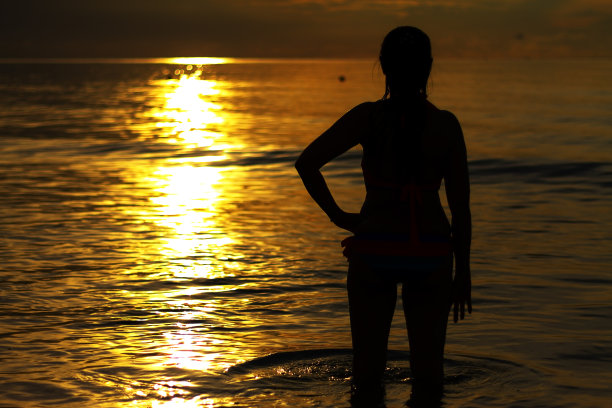 女人用比基尼剪影展示自己的身材图片下载