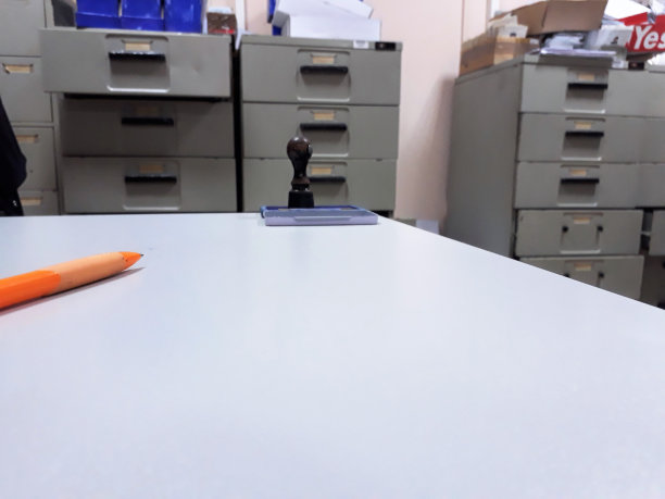 在老式办公室里盖章。图片下载