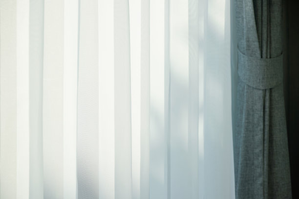 早晨，在美丽的阳光下拉起透明的窗帘素材图片