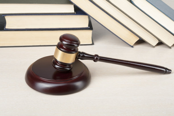 法律概念-在法庭或执行办公室的桌子上有法官木槌的书。图片下载