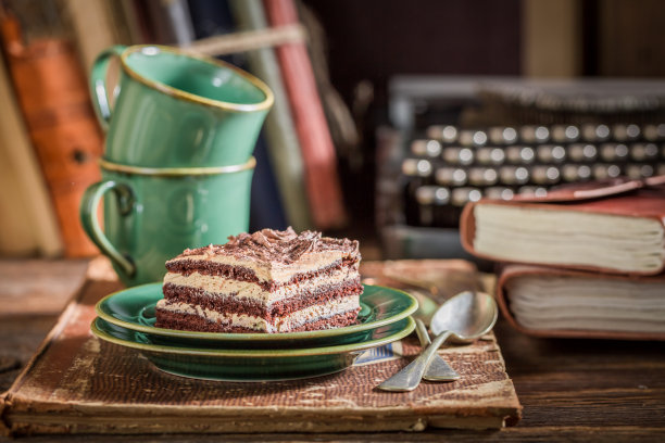 桌上有美味的蛋糕和咖啡图片下载