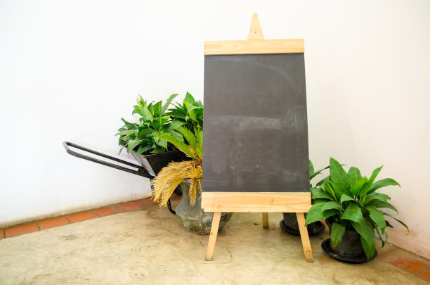 有植物的咖啡馆角落的黑板菜单图片下载