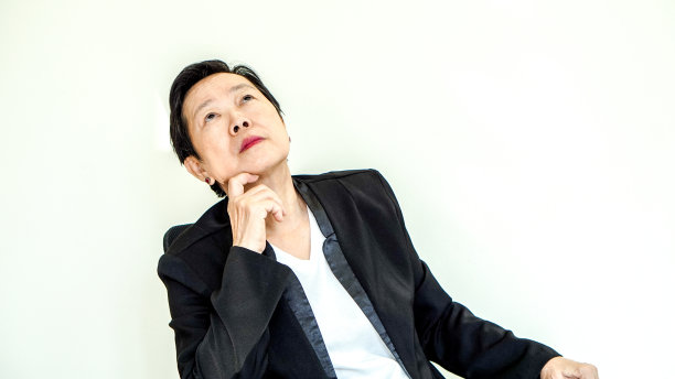 亚洲年长商业女性坐在椅子上思考管理图片下载