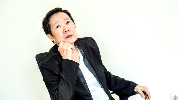 亚洲年长商业女性坐在椅子上思考管理图片下载
