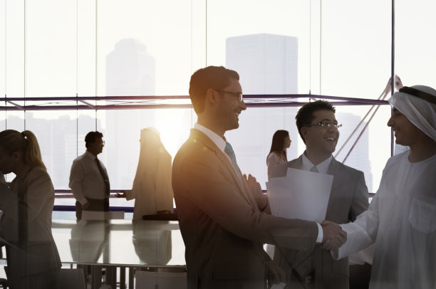 剪影商务人士讨论会议城市景观团队概念图片下载