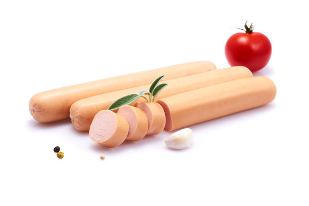 在白色背景下分离的法兰克福香肠，配以香草和胡椒图片下载
