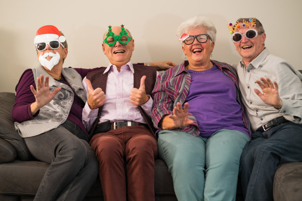 圣诞在GLR -真实的人欢乐的老年人与有趣的圣诞眼镜图片下载