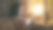 一个年轻专注的女人晚上躺在家里的床上用平板电脑看网络新闻的特写素材图片