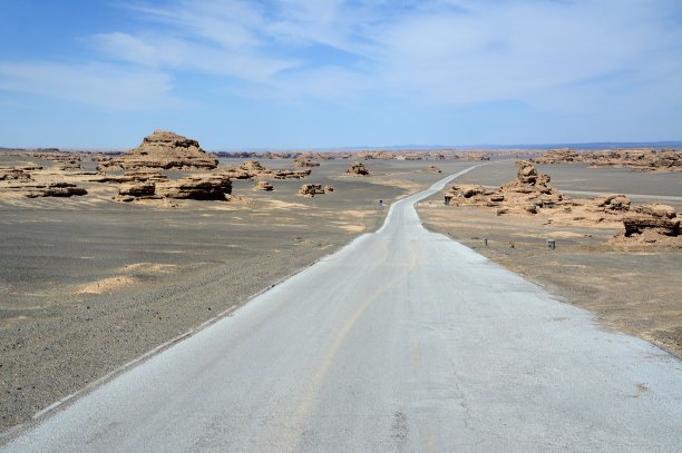 中国甘肃敦煌雅丹国家地质公园的路素材图片