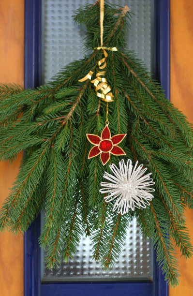 房子门上的圣诞节装饰图片下载