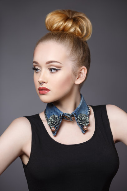 美丽时尚的肖像一个美丽的年轻的金发女人与明亮的化妆和穿鼻子。图片下载