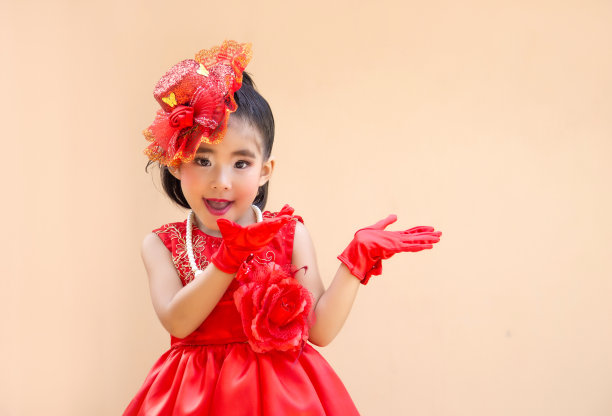 可爱的亚洲女孩在复古服装展示手在左边图片下载