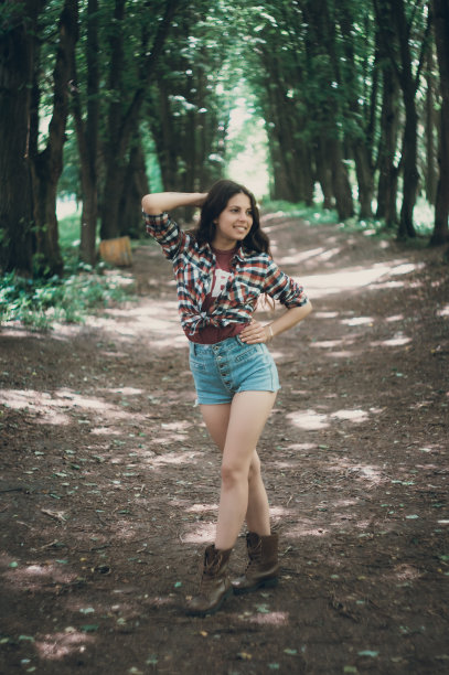 公园里年轻漂亮的女孩图片下载