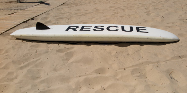 海滩上的白色海岸警卫队救援冲浪板图片下载