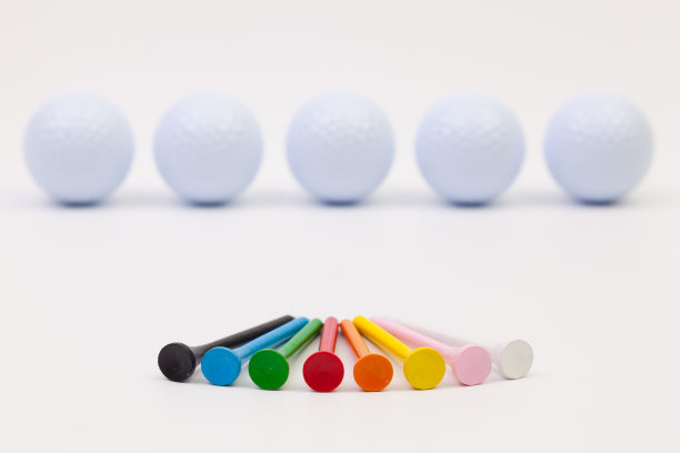 白色高尔夫球和不同的木制球座图片下载