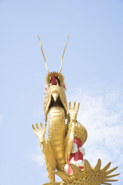 中国龙与蓝天素材图片