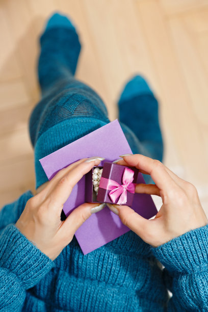 年轻女子开箱礼物图片下载